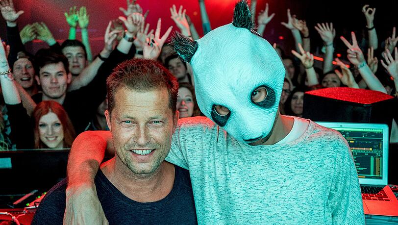 Til Schweiger (links) spielt in „Unsere Zeit ist jetzt“ den gealterten Cro und produzierte nebenbei auch den Film. Til Schweiger (links) spielt in „Unsere Zeit ist jetzt“ den gealterten Cro und produzierte nebenbei auch den Film.