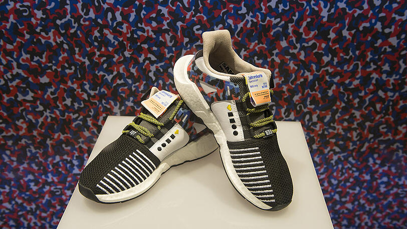 Warten auf den Wunderschuh: Trotz eisiger Temperaturen harrten zahlreiche Berliner die ganze Nacht durch aus, um einen der begehrten BVG-Sneaker zu ergattern.