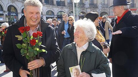Rosen-Kavalier: Der rote OB-Kandidat Dieter Reiter am Stachus im Wahlkampf-Enspurt im Gespräch mit den Münchnern.