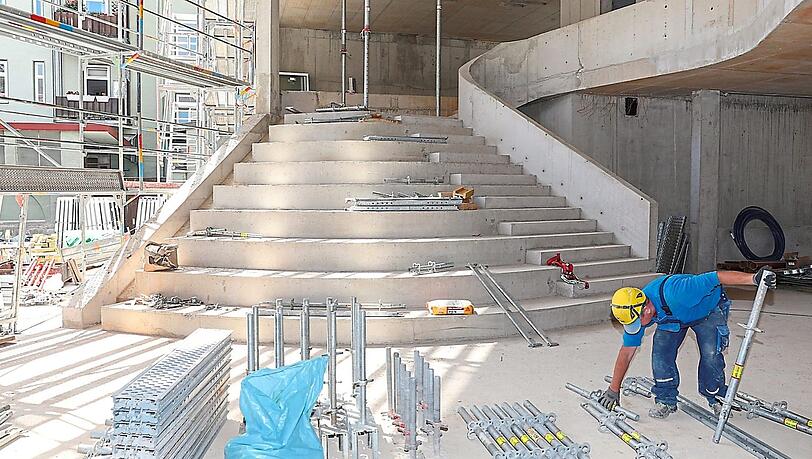 Im Foyer kann man bereits die geschwungene Treppe bestaunen. Bald soll der Innenausbau beginnen. Im Foyer kann man bereits die geschwungene Treppe bestaunen. Bald soll der Innenausbau beginnen.
