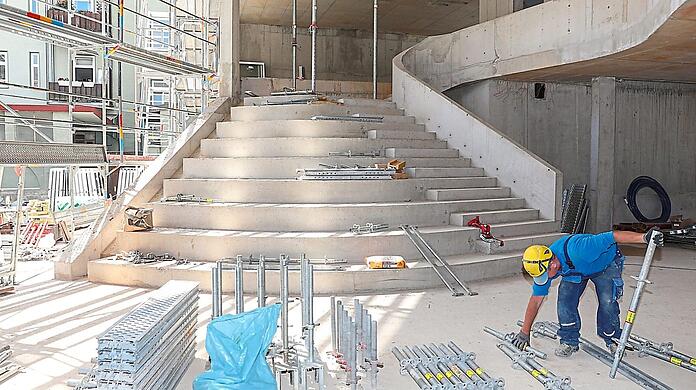 Im Foyer kann man bereits die geschwungene Treppe bestaunen. Bald soll der Innenausbau beginnen.