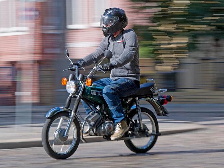 Das Mindestalter für den Moped-Führerschein liegt derzeit bei 16 Jahren.