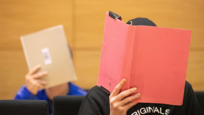 Die beiden Angeklagten sitzen im Verhandlungssaal im Bielefelder Landgericht. Beide erhielten lebenslange Haftstrafen. Die beiden Angeklagten sitzen im Verhandlungssaal im Bielefelder Landgericht. Beide erhielten lebenslange Haftstrafen.
