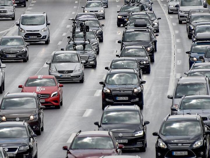 Auf den Autobahnen kann es am Sonntagnachmittag zu Stau und stockendem Verkehr kommen.
