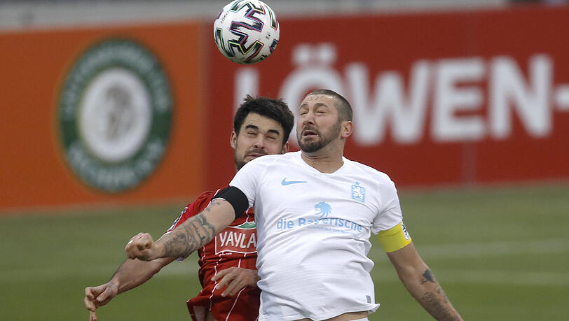 Liefern sich ein packendes Duell: Sascha Mölders (r.) und Ex-Löwe Aaron Berzel.