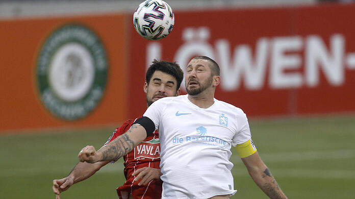 Liefern sich ein packendes Duell: Sascha Mölders (r.) und Ex-Löwe Aaron Berzel.