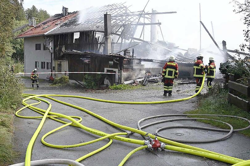 Etwa zehn Feuerwehren aus den Landkreisen Tölz, Starnberg und Weilheim bekämpften den Großbrand in der Nähe des Ostufers vom Starnberger See.