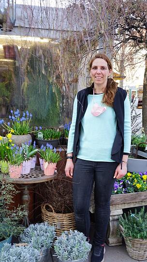 Domenika Stavrianos inmitten von Frühlingsblühern.