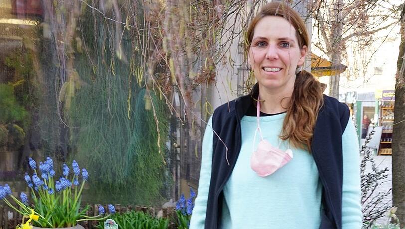 Domenika Stavrianos inmitten von Frühlingsblühern. Domenika Stavrianos inmitten von Frühlingsblühern.