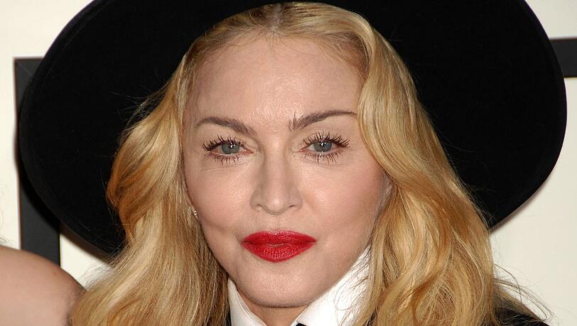 Fans waren in großer Sorge um Madonna: Jetzt kann die Sängerin schon wieder spazieren gehen.