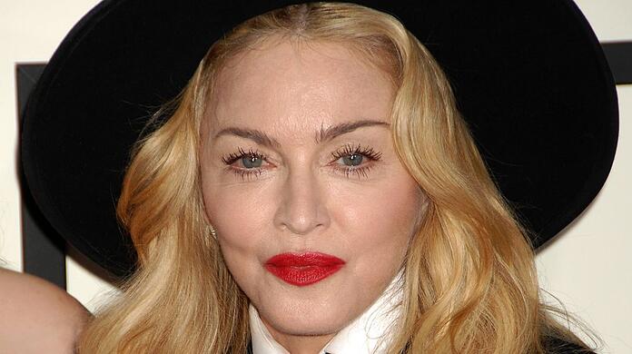 Fans waren in großer Sorge um Madonna: Jetzt kann die Sängerin schon wieder spazieren gehen.