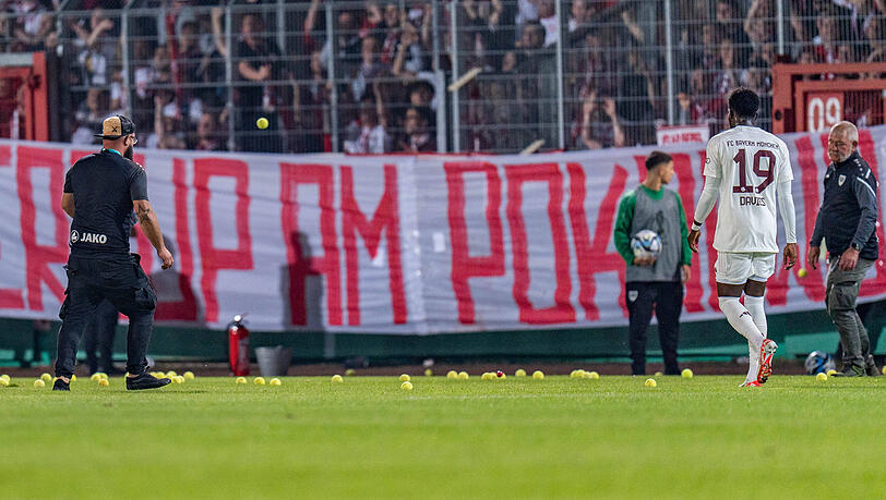 Mit ihrem Tennisball-Protest sorgten die Bayern-Anhänger für eine Spielunterbrechung.