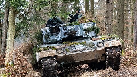 Ein in Deutschland produzierter Leopard-2-Panzer der polnischen Armee nimmt an einer internationalen Militärübung teil. (Archivbild)