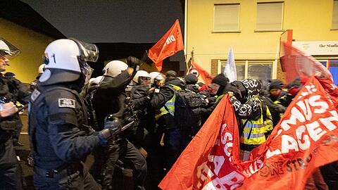 Es kam zu Zusammenst&ouml;&szlig;en von Demonstranten und Polizei.
