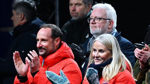Er wusste von der Freundschaft seiner Frau zu Epstein: Kronprinz Haakon (l).