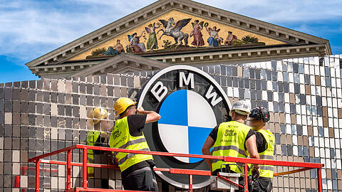In etwas mehr als einem Jahr d&uuml;rfen sich Auto-Marken wieder auf prominenten M&uuml;nchner Pl&auml;tzen pr&auml;sentieren.