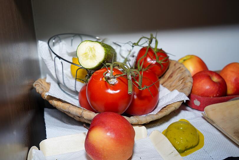 F&uuml;r Obst und Gem&uuml;se gilt: Harte Sorten k&ouml;nnen gerettet werden, wenn die schimmelige Stelle gro&szlig;z&uuml;gig entfernt wird. Bei weichen Sorten sieht es anders aus. Sie sollten direkt entsorgt werden. Schimmelsporen und ihre Gifte dringen hier leichter ein und haben meist bereits das ganze Produkt befallen.