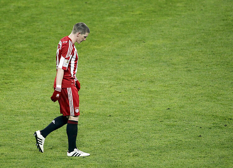 Sebastian Schweinsteiger kann es nicht fassen: Borussia Dortmund hat den FC Bayern mit 1:3 im Heimstadion besiegt.
