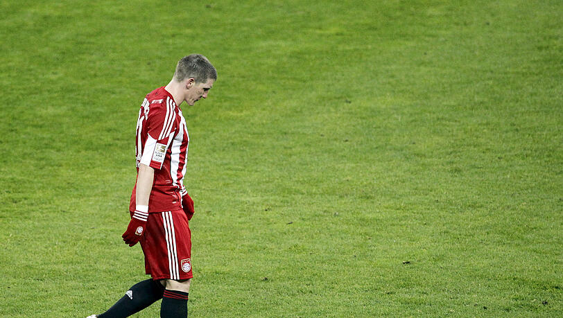 Sebastian Schweinsteiger kann es nicht fassen: Borussia Dortmund hat den FC Bayern mit 1:3 im Heimstadion besiegt. Sebastian Schweinsteiger kann es nicht fassen: Borussia Dortmund hat den FC Bayern mit 1:3 im Heimstadion besiegt.