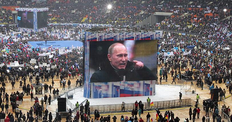 Zehntausende demonstrieren in Moskau für Putin: Bei den Wahlen am 4. März will er sich für eine dritte Amtszeit zum Präsidenten wählen lassen. Zwar bestehen kaum Zweifel an seinem Wahlsieg, doch erstmals seit seinem Aufstieg an die Staatsspitze im Jahr 2000 sieht er sich seit einigen Monaten mit einer breiten Oppositionsbewegung konfrontiert.