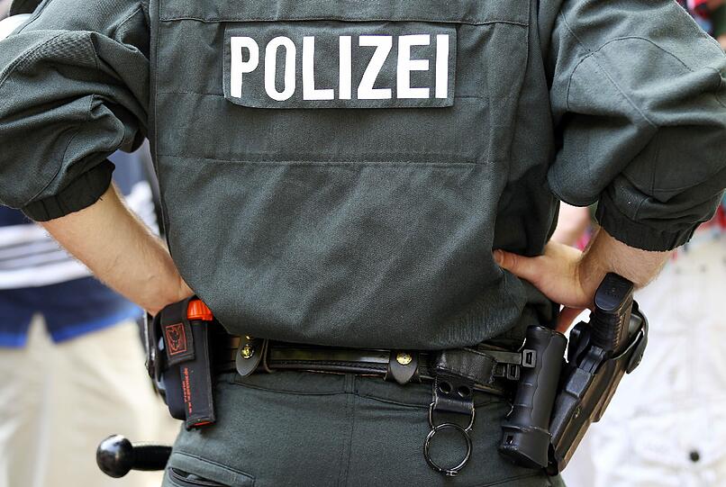 Die bayerischen Linken, die eine Gegendemonstration veranstaltet hatten, warfen der Polizei vor, eine junge Frau und einen 60-jährigen Demonstranten bei den Auseinandersetzungen verletzt zu haben.