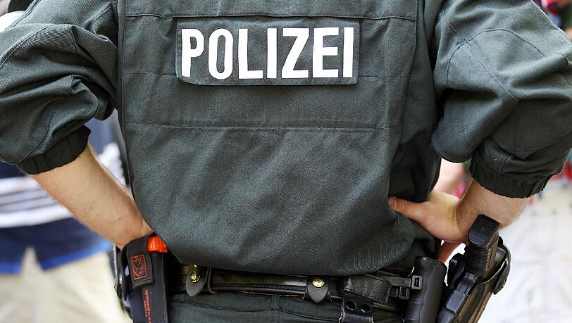 Die bayerischen Linken, die eine Gegendemonstration veranstaltet hatten, warfen der Polizei vor, eine junge Frau und einen 60-jährigen Demonstranten bei den Auseinandersetzungen verletzt zu haben. Die bayerischen Linken, die eine Gegendemonstration veranstaltet hatten, warfen der Polizei vor, eine junge Frau und einen 60-jährigen Demonstranten bei den Auseinandersetzungen verletzt zu haben.