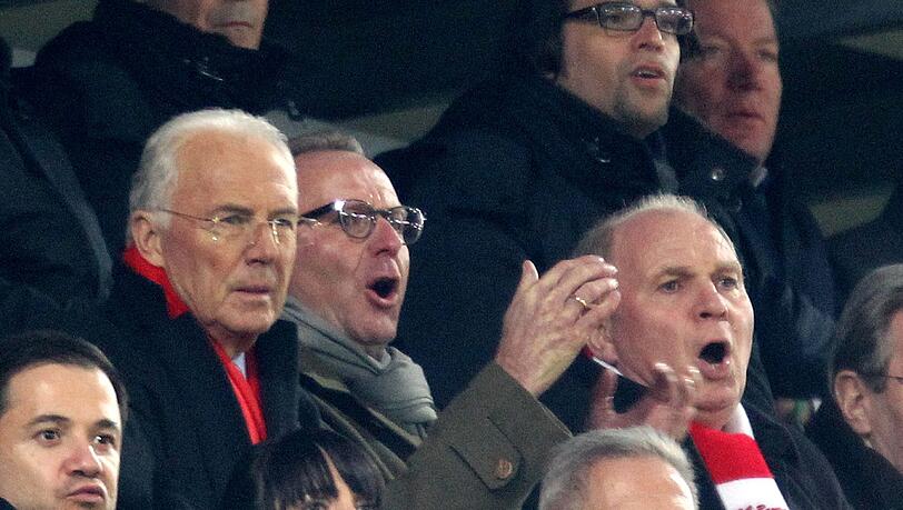 Tribünengäste: Franz Beckenbauer (l.) mit Karl-Heinz Rummenigge und Uli Hoeneß (r.). Tribünengäste: Franz Beckenbauer (l.) mit Karl-Heinz Rummenigge und Uli Hoeneß (r.).