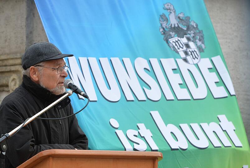 &bdquo;Wir gedenken der Opfer und nicht der Täter&ldquo;. Unter diesem Motte haben am Samstag etwa 300 Menschen in Wunsiedel
gegen einen Nazi-Aufmarsch protestiert. Die Bilder von der Demo!