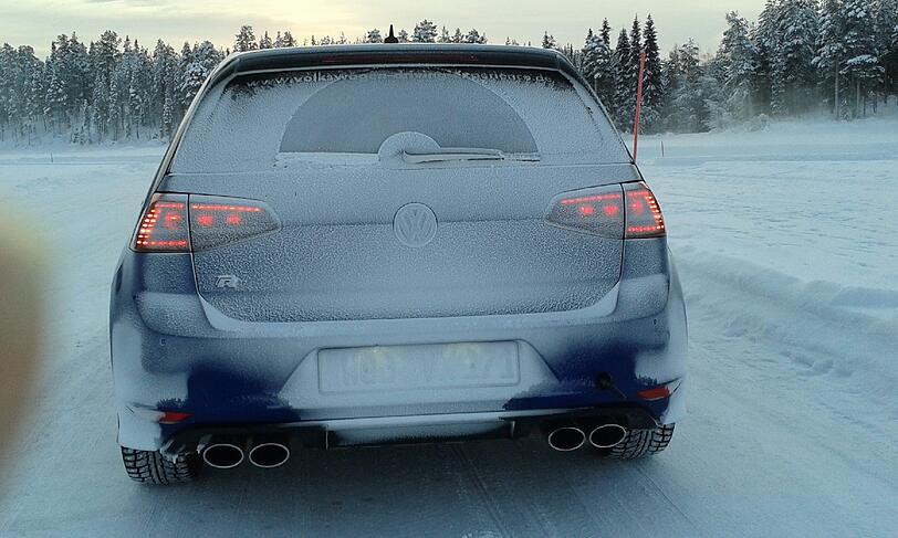 Eiskalte Sache: Der Golf R nach dem Driften auf einem zugefrorenen See in Schweden. Man beachte die vier Auspuff-Endrohre!