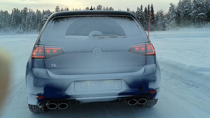 Eiskalte Sache: Der Golf R nach dem Driften auf einem zugefrorenen See in Schweden. Man beachte die vier Auspuff-Endrohre!