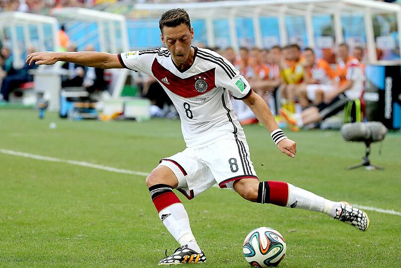 MESUT ÖZIL - Note 3 - Der Arsenal-Profi   mit ansteigender Form  &ndash; allerdings längst nicht so auffällig wie Götze. Wurde nach einer Stunde für Schürrle ausgewechselt &ndash; und schlich bedröppelt vom Platz.
