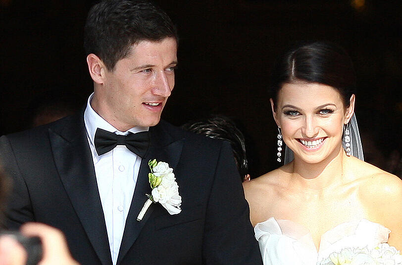 2013 hat sie Bayern-Star Robert Lewandowski (damals noch bei Borussia Dortmund) geheiratet, jetzt ist Anna Lewandowska (geborene Stachurska) im fünften Monat schwanger. Die schönsten Bilder der super-sportlichen Spielerfrau.