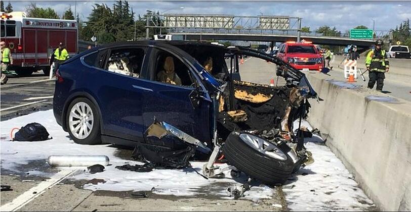 Das Videostandbild zeigt die Unfallszene nach einem tödlichen Unfall mit einem Tesla-Elektroauto auf dem Highway 101 bei Mountian View.