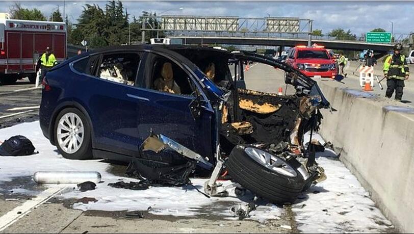 Das Videostandbild zeigt die Unfallszene nach einem tödlichen Unfall mit einem Tesla-Elektroauto auf dem Highway 101 bei Mountian View. Das Videostandbild zeigt die Unfallszene nach einem tödlichen Unfall mit einem Tesla-Elektroauto auf dem Highway 101 bei Mountian View.