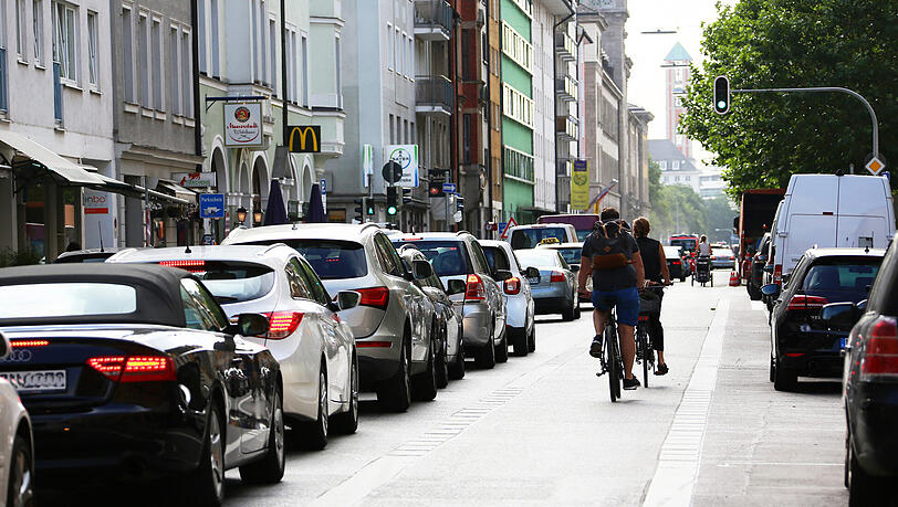 Radler haben in der Gabelsbergerstraße nun mehr Platz. Radler haben in der Gabelsbergerstraße nun mehr Platz.