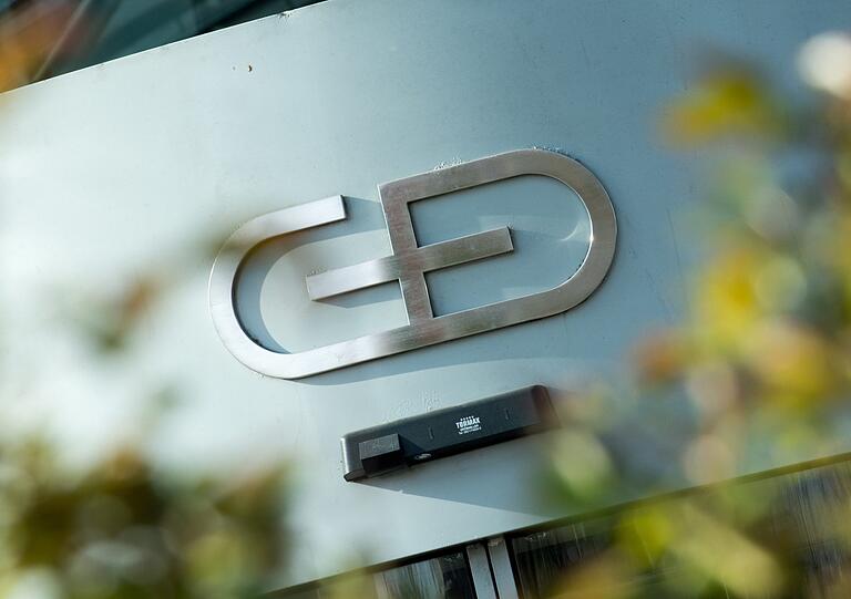 Das Firmenlogo am Gebäude der Zentrale von Giesecke & Devrient. (Symbolbild)