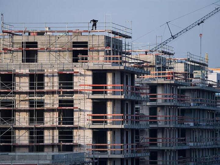 Ein Baugerüst steht an einem Rohbau für Neubau-Wohnungen in Berlin. Die Städte kommen mit dem Bau nicht hinterher.