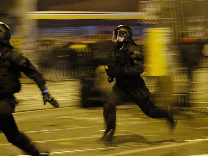 Polizisten räumen eine Kreuzung im Stadtteil Connewitz in der Silvesternacht.