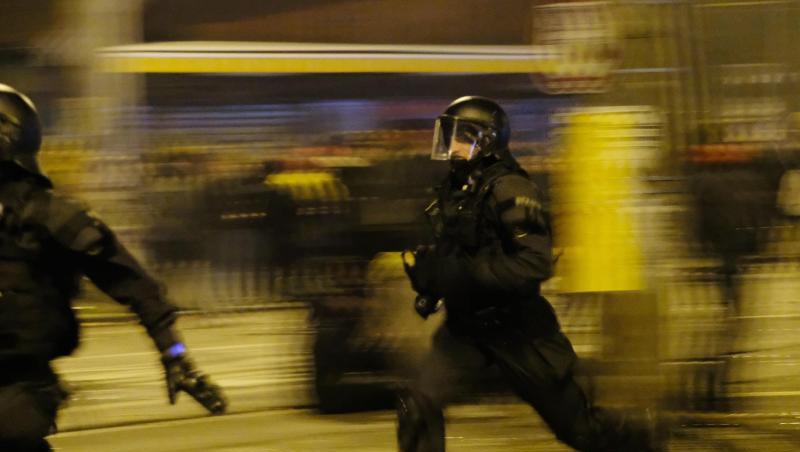 Polizisten räumen eine Kreuzung im Stadtteil Connewitz in der Silvesternacht. Polizisten räumen eine Kreuzung im Stadtteil Connewitz in der Silvesternacht.