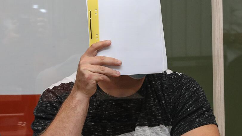 Der 43-Jährige beim Prozessauftakt, er habe eine sexuelle Beziehung zur Frau gehabt.