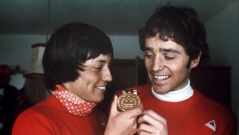 Schau, Gold: Rosi Mittermeier, damals noch die Freundin von Christian Neureuther, mit einem ihrer Hauptgewinne der Spiele 1976. Schau, Gold: Rosi Mittermeier, damals noch die Freundin von Christian Neureuther, mit einem ihrer Hauptgewinne der Spiele 1976.