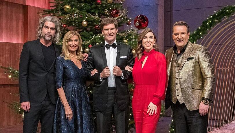 Im Weihnachtsspecial lauschen die Löwen in festlichen Outfits besinnlichen Geschäftsideen.
