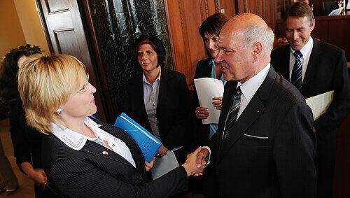 Handschlag von der Ministerin für ihren besten Mann auf dem Posten: Beate Merk beglückwünscht Klaus Hubmann zu seinem neuen Amt als Generalstaatsanwalt. Handschlag von der Ministerin für ihren besten Mann auf dem Posten: Beate Merk beglückwünscht Klaus Hubmann zu seinem neuen Amt als Generalstaatsanwalt.