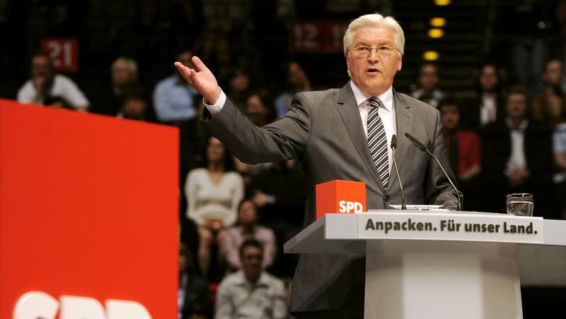 SPD-Kanzlerkandidat Frank-Walter Steinmeier spricht am Sonntag in Berlin zu Parteimitgliedern. SPD-Kanzlerkandidat Frank-Walter Steinmeier spricht am Sonntag in Berlin zu Parteimitgliedern.