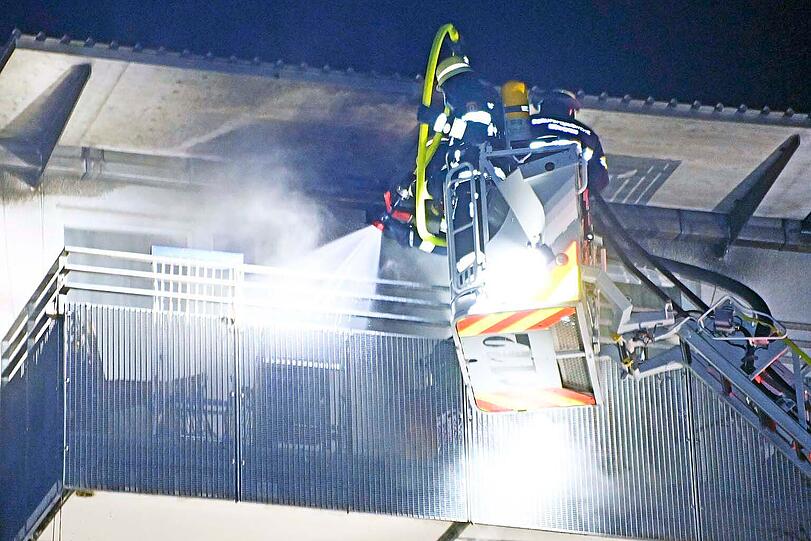 Balkonbrand im f&uuml;nften Obergeschoss eines Mehrfamilienhauses in der Langb&uuml;rgener Str.