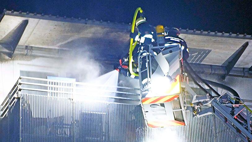 Balkonbrand im fünften Obergeschoss eines Mehrfamilienhauses in der Langbürgener Str. Balkonbrand im fünften Obergeschoss eines Mehrfamilienhauses in der Langbürgener Str.
