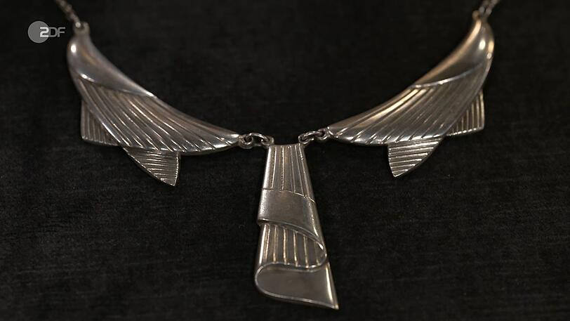 Was außerdem verkauft wurde: Das Silber-Collier von WMF aus den 1920er- bis 30er-Jahren bewertete die Expertin mit 100 bis 150 Euro. Was außerdem verkauft wurde: Das Silber-Collier von WMF aus den 1920er- bis 30er-Jahren bewertete die Expertin mit 100 bis 150 Euro.