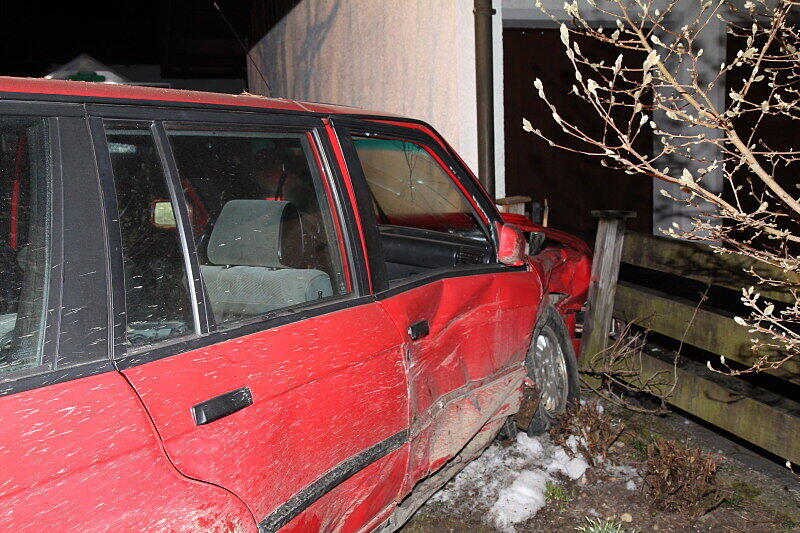 Am Freitagnachmittag kollidierten zwei Pkws in einer 30er Zone in der Waldstraße in Asten.