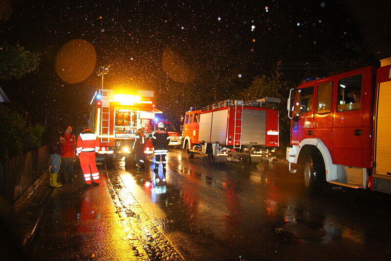 Land unter im Landkreis Rosenheim. Die Bilder von den Aufräumarbeiten in Riedering.