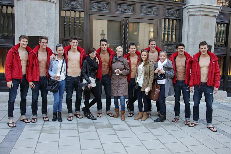 Durchtrainiert präsentieren sich die Abercrombie-Models am Freitag in der Sendlinger Straße. Der neue Flagstore in München gehört zu den größten Abercrombie & Fitch-Filialen weltweit.